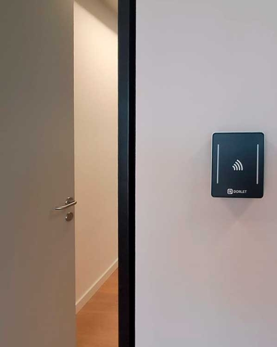 Control de accesos y sistema de reserva de salas