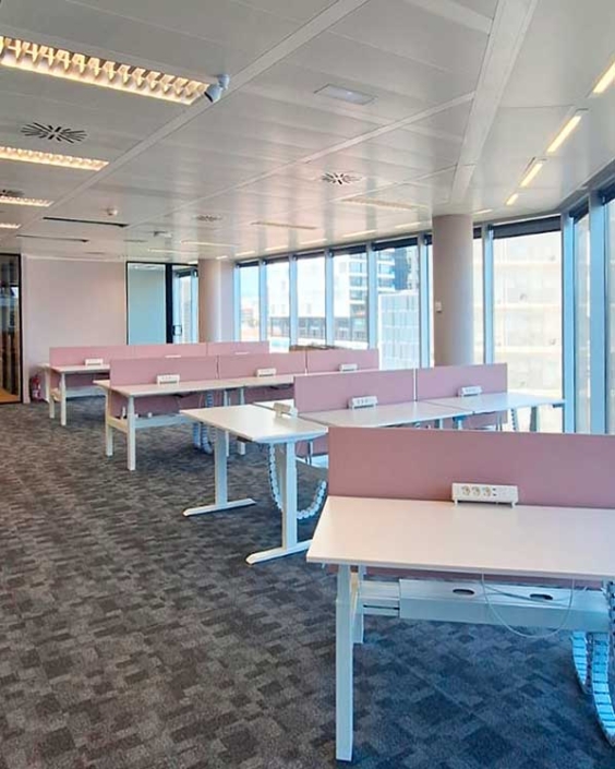 Electrificación y cableado técnico de mesas de trabajo en amplias oficinas de Barcelona
